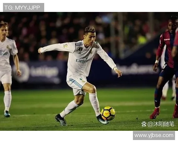 足球明星耳钉时尚潮流解析展现个性魅力与运动精神